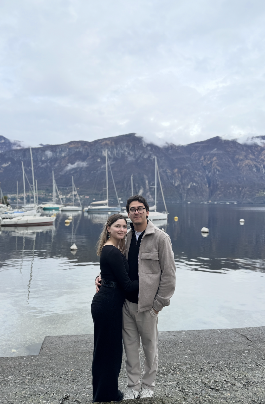 Jairo y Mari juntos frente a un lago rodeado de montañas