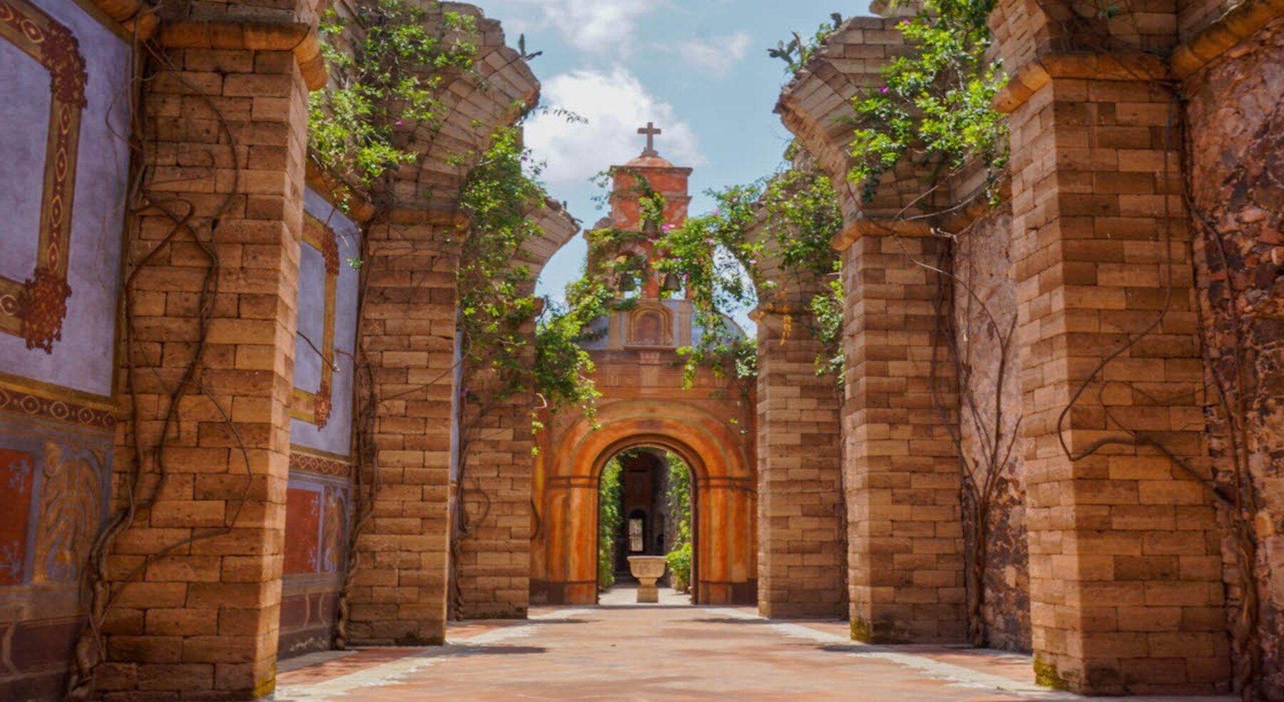 Patio con arcos y capilla de Hacienda Viborillas en Querétaro