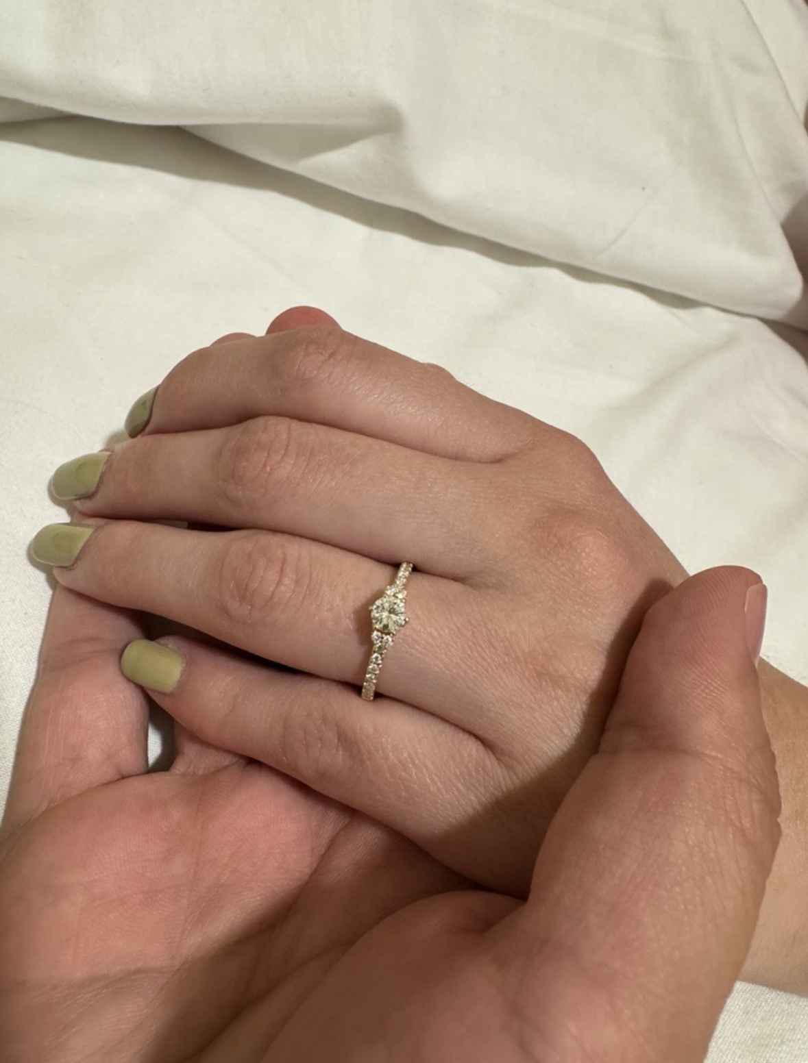 Las manos de Jairo y Mari con el anillo de compromiso